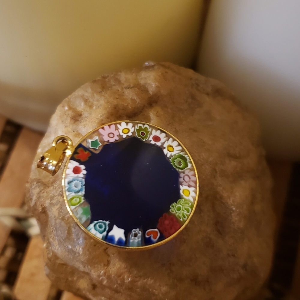 Beautiful hand blown Aries Zodiac Charm trimmed in Gold. - Picture 2 of 4